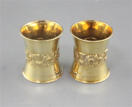 A good pair of late 1920s 18ct gold napkin rings by Edward Barnard & Sons Ltd, 135.7 grams.